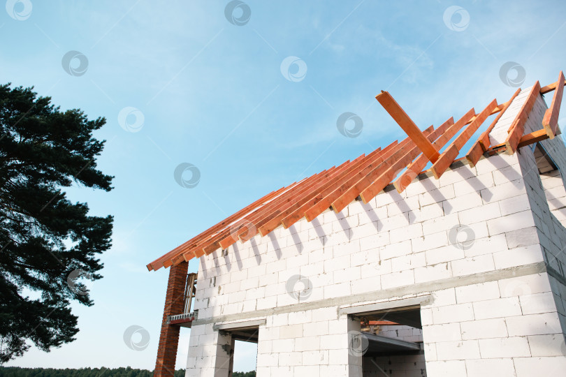 Скачать Современный дом с установленными деревянными лагами на крыше, кирпичными и блочными стенами, усовершенствованной системой стропил, здание застраховано на дом и заем на строительство. фотосток Ozero