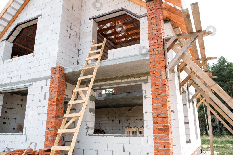 Скачать Дом частично готов, ведется активный монтаж стропил и лаговой системы крыши, стены в евростиле, строительство продолжается. фотосток Ozero