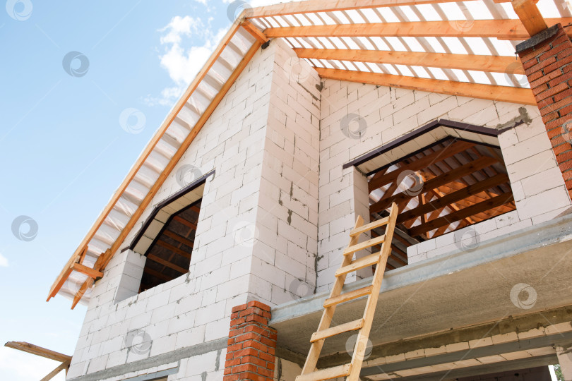 Скачать Угловая перспектива дома на этапе укладки лаг, использование газоблока и современного бруса, поэтапный монтаж стропил крыши. фотосток Ozero