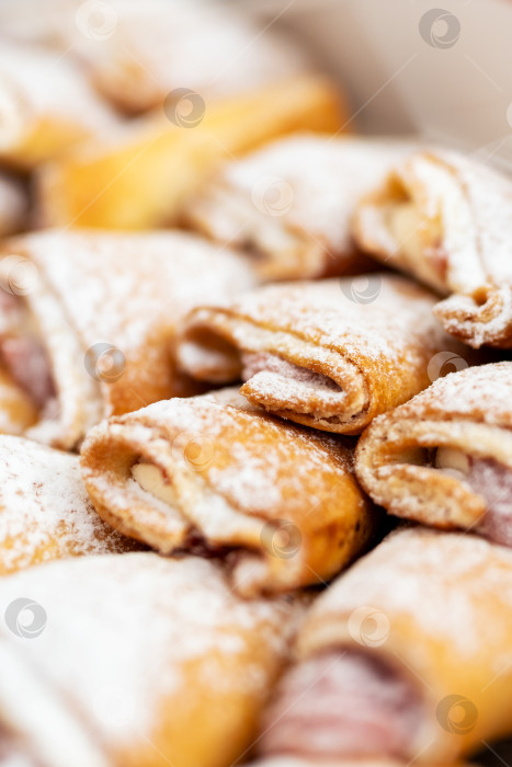 Скачать В уютной обстановке пекарни Artisan bakery подают теплую засахаренную выпечку со свежим фруктовым джемом фотосток Ozero