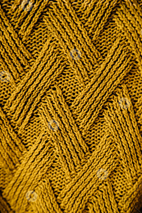 Скачать Мягкая и уютная фактура вязаного изделия. Ручное или машинное вязание, рукоделие, свитера, трикотажные изделия. фотосток Ozero