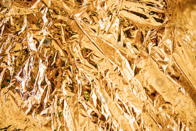 Скачать Мятая золотая фольга. Фон переливается и создает блики. фотосток Ozero