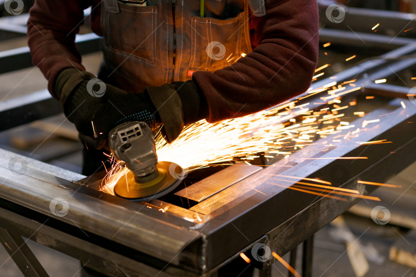 Скачать Промышленное шлифование металла с впечатляющим потоком искр фотосток Ozero