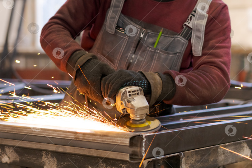 Скачать Промышленное шлифование металла с эффектными яркими искрами фотосток Ozero