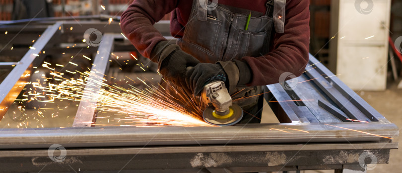 Скачать Промышленное шлифование металла с яркими искрами Панорамный вид фотосток Ozero