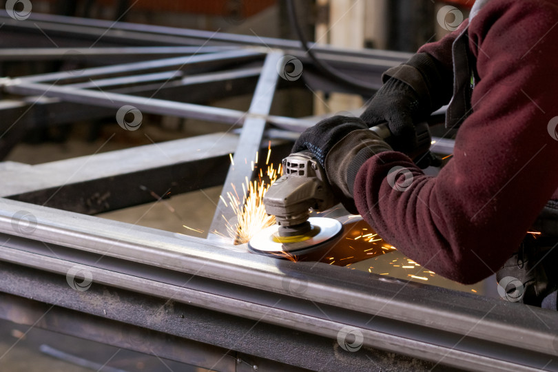 Скачать Крупный план скрежета металла с искрами на стальной раме фотосток Ozero