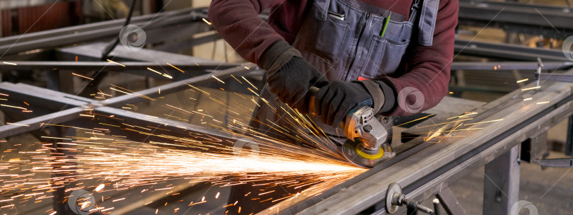 Скачать Промышленное шлифование металла с интенсивными искрами. фотосток Ozero