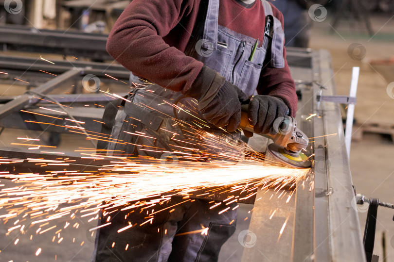 Скачать Промышленное шлифование металла с интенсивными искрами и впечатляющим видом фотосток Ozero