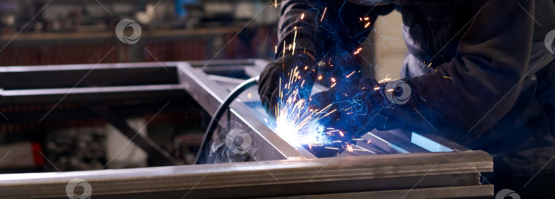 Скачать Кинематографическая сцена сварки с синей дугой и панорамой дыма фотосток Ozero