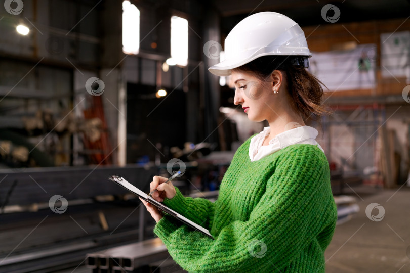 Скачать Строительный инспектор делает пометки на складе стали фотосток Ozero