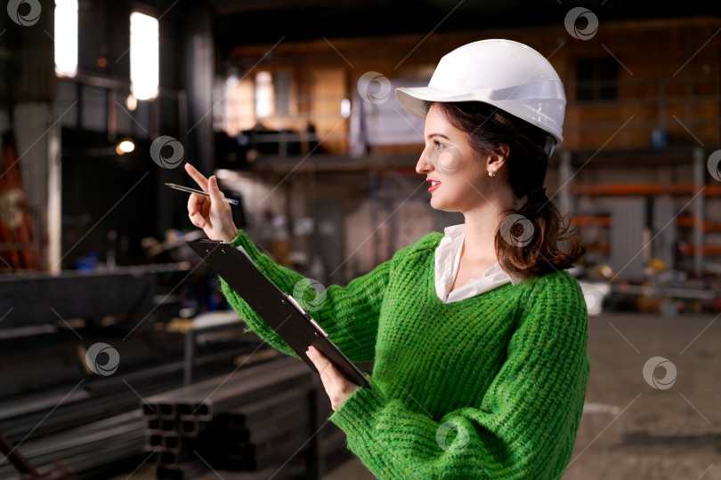 Скачать Женщина-контролер дает указания на складе фотосток Ozero