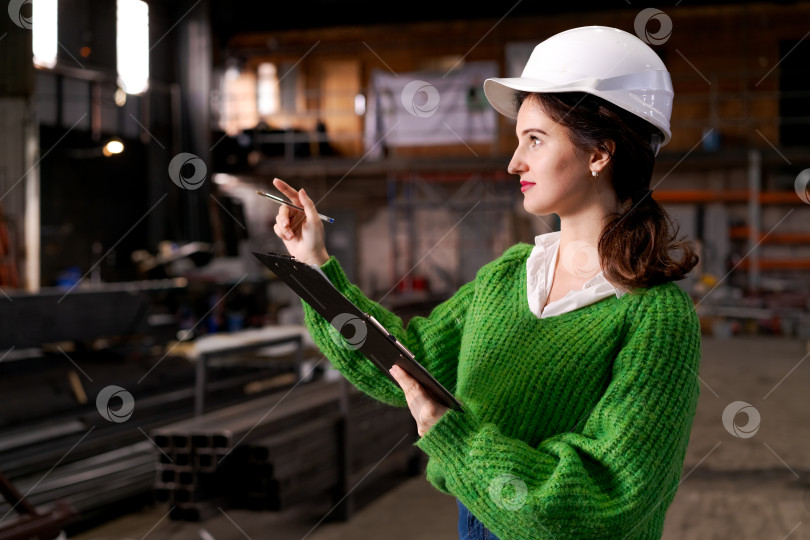 Скачать Женщина-менеджер, руководящая операциями на промышленном складе фотосток Ozero