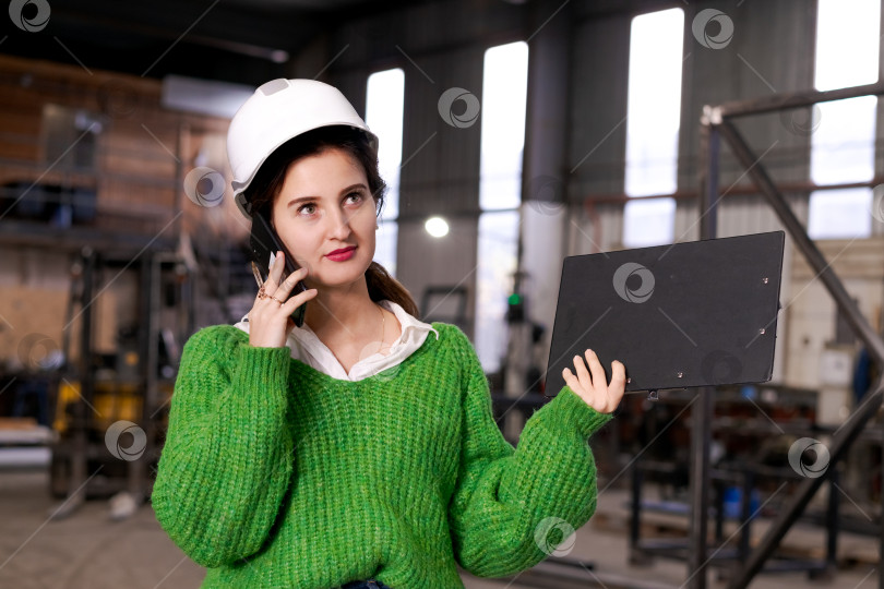 Скачать Женщина-менеджер Показывает буфер обмена во время телефонного разговора фотосток Ozero