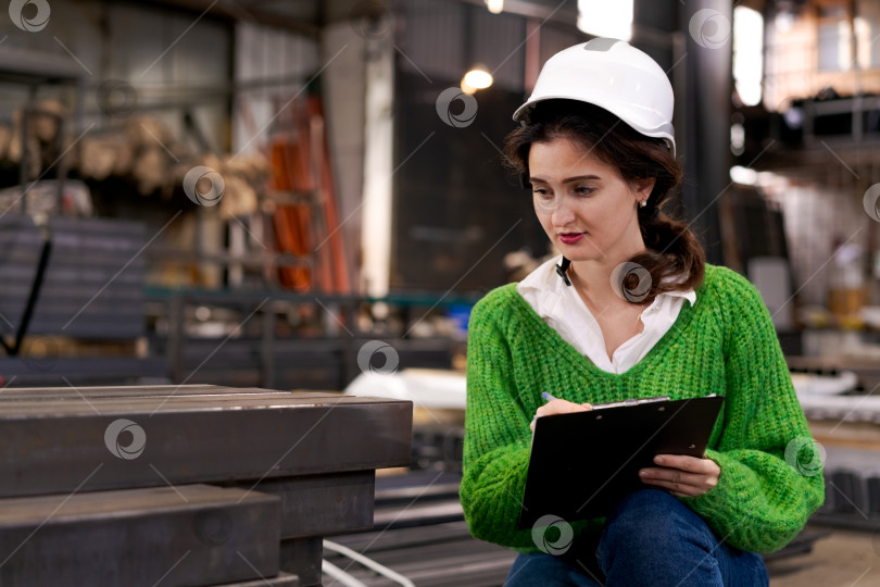 Скачать Женщина-Инспектор Пишет Заметки Возле Стальных Балок фотосток Ozero