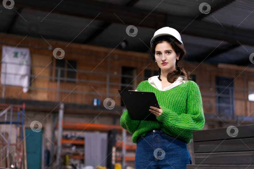 Скачать Женщина-инженер стоит с планшетом обмена на складе металлолома фотосток Ozero