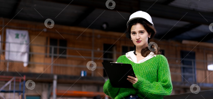 Скачать Портрет женщины-менеджера на промышленном складе фотосток Ozero