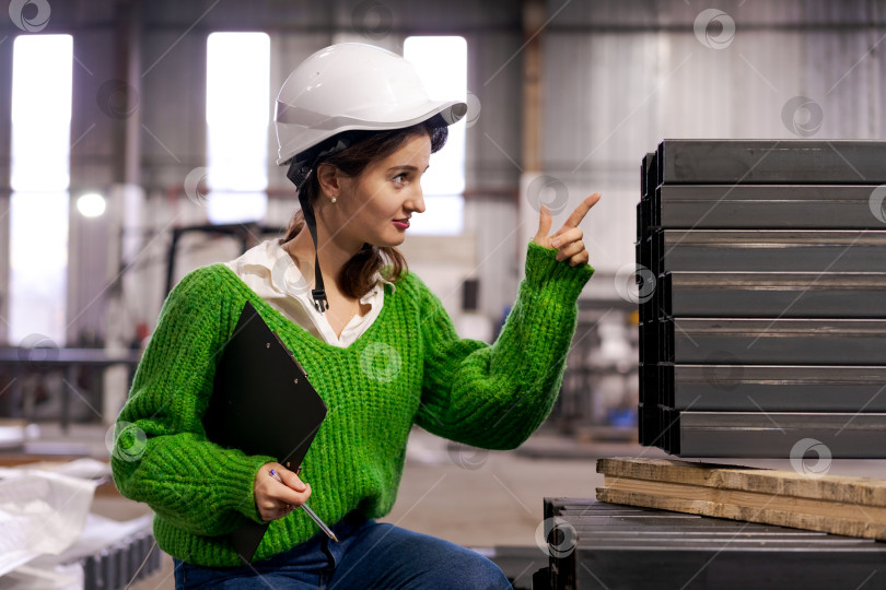 Скачать Начальник участка указывает на штабель стали на складе фотосток Ozero