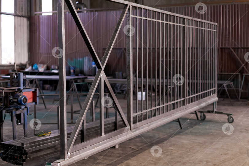 Скачать Конструкция каркаса металлических ворот в сварочном цехе фотосток Ozero