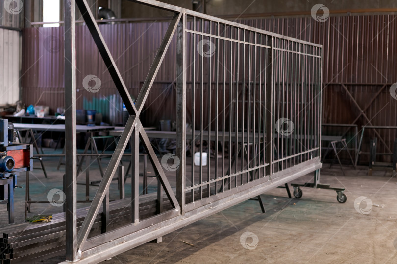 Скачать Стальная рама ворот в цехе по изготовлению металлоконструкций фотосток Ozero