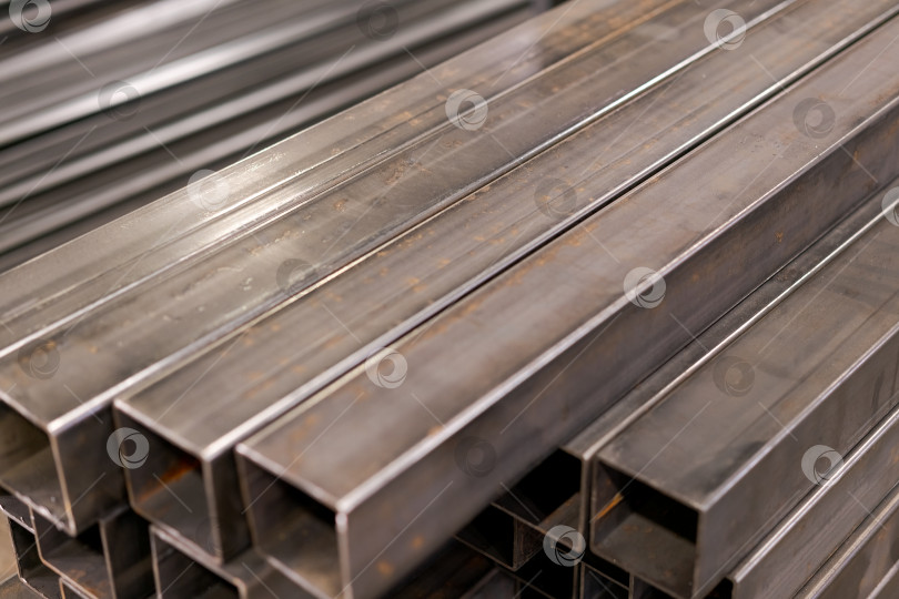 Скачать Перспективный вид стальных коробчатых профилей на складе фотосток Ozero