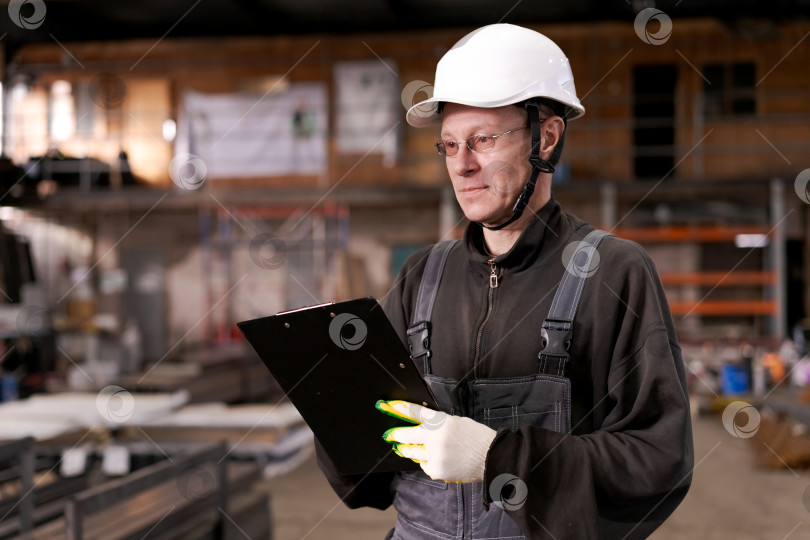 Скачать Рабочий-мужчина с планшетом обмена на промышленном складе фотосток Ozero