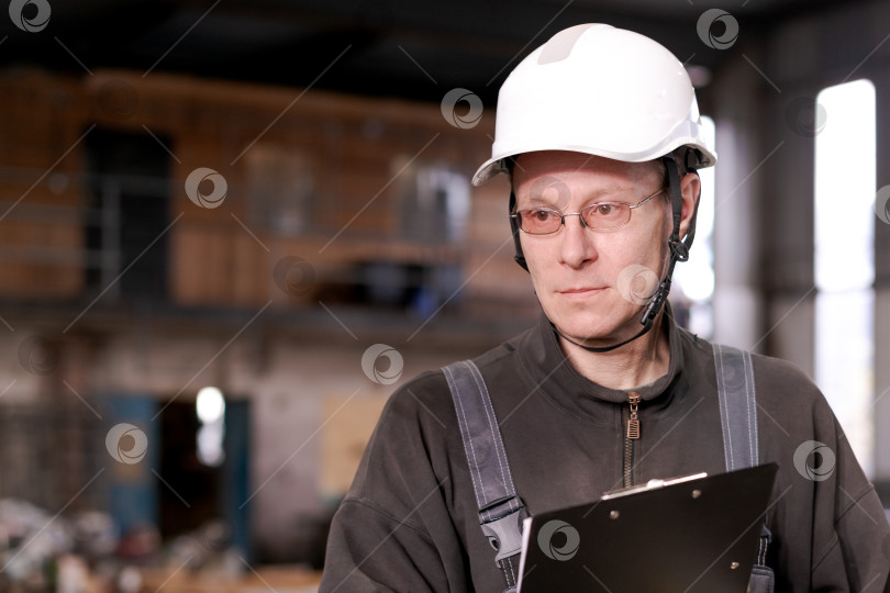 Скачать Портрет начальника склада на промышленном объекте фотосток Ozero