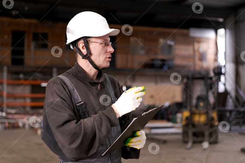 Скачать Работник, объясняющий задачу с помощью буфера обмена на складе фотосток Ozero