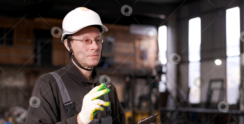 Скачать Портрет начальника склада с буфером обмена фотосток Ozero