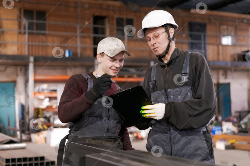 Скачать Молодой работник Указывает на буфер обмена с руководителем фотосток Ozero