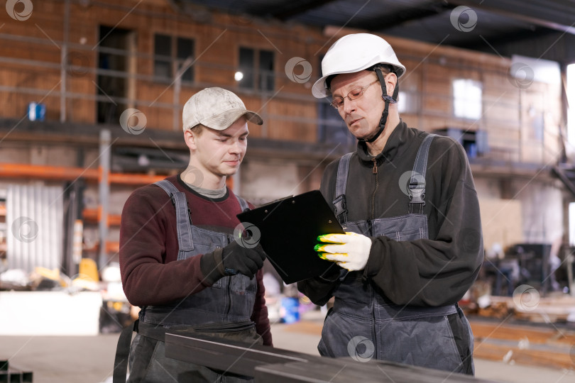 Скачать Работники обсуждают задачу с помощью буфера обмена на складе фотосток Ozero