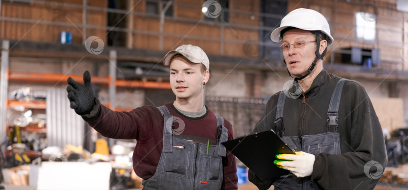 Скачать Заводская команда обсуждает направление работы на складе фотосток Ozero