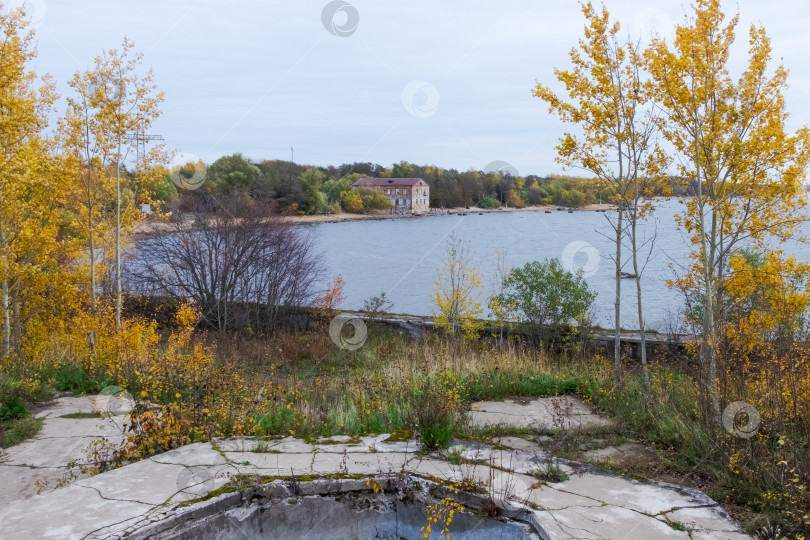Скачать Заброшенное здание на Осеннем побережье залива фотосток Ozero