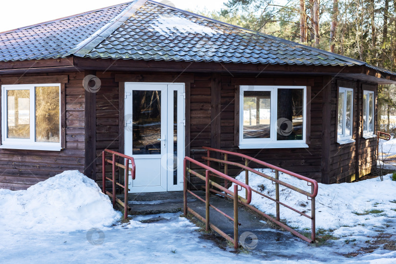 Скачать Уединенное место для отдыха в загородном стиле. Уединенное сосновое место с удобным входом и удобствами фотосток Ozero