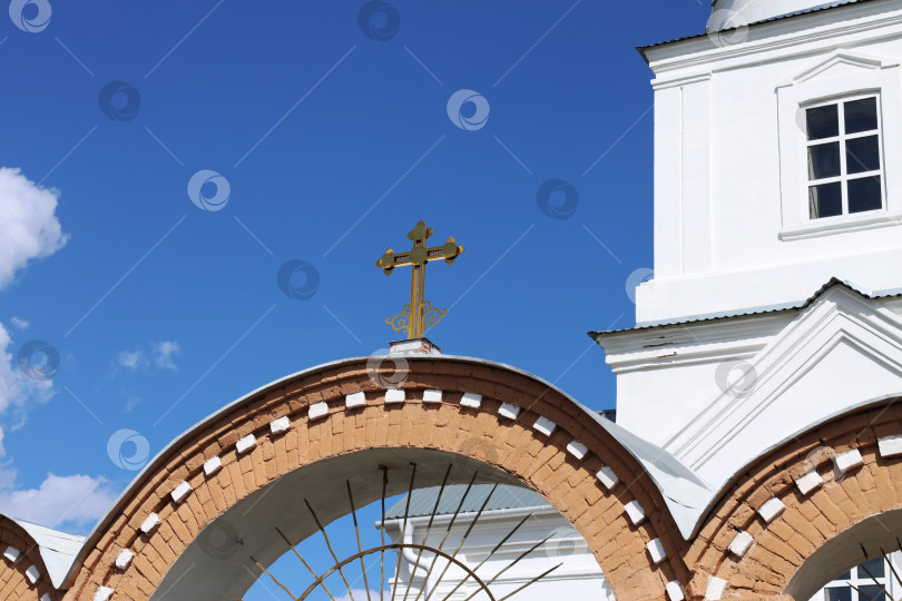 Скачать Башкирия, Россия - 20 апрель, 2024: Золотой крест над входной аркой православной церкви фотосток Ozero