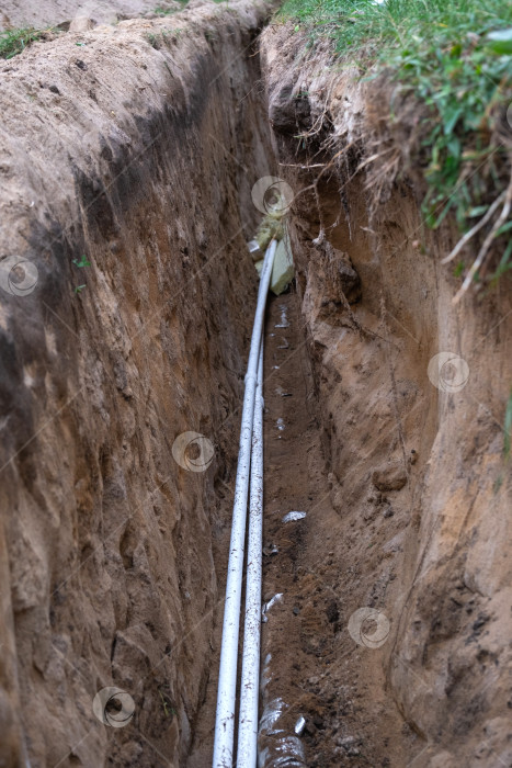 Скачать Прокладка водопровода в траншее, монтаж изоляции, сантехнические работы, земляные работы на участке, защита грунта, ремонт дома, строительство фундамента. фотосток Ozero