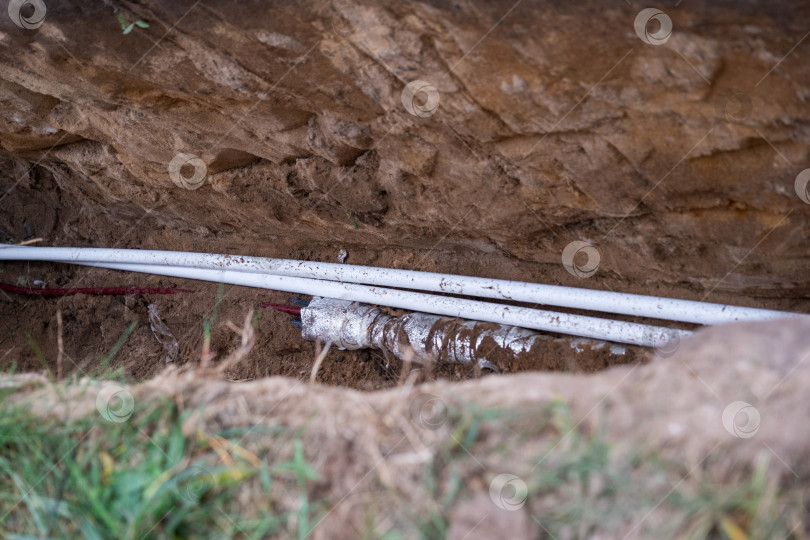Скачать Траншея с прокладкой водопровода, изолированный инженерный трубопровод, фундамент трубопровода, земляные работы, монтаж сантехники, наружное водоснабжение, теплозащита грунта. фотосток Ozero