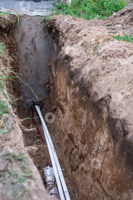 Скачать Траншея для прокладки изолированных подводящих труб, прокладки водопроводных линий, земляных работ, защиты от замерзания, технического обслуживания, строительных земляных работ, ремонтных работ. фотосток Ozero