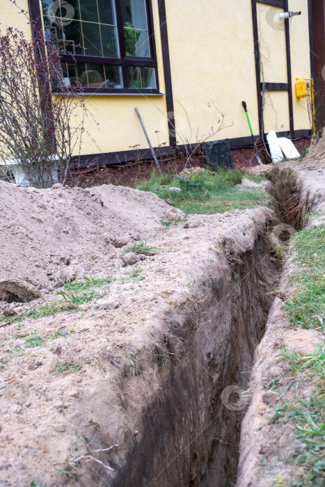 Скачать Выемка узкой траншеи для утепления труб, прокладки инженерных коммуникаций, земляных работ, изоляции каналов, водоснабжения, защиты, строительных и монтажных работ. фотосток Ozero
