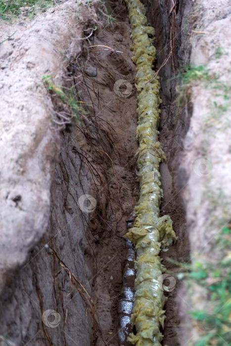Скачать Изолированный водопроводный трубопровод в грунте, защита водопровода, прокладка траншей, крытая инженерная труба, земляные работы, жилые помещения, ремонт, площадка, рытье канала. фотосток Ozero