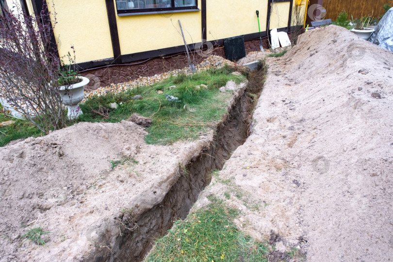 Скачать Траншея с изолированным водопроводом, земляные работы, прокладка водопровода, инженерные коммуникации, защита, ремонтные работы на стройплощадке, обратная засыпка, монтаж, благоустройство. фотосток Ozero