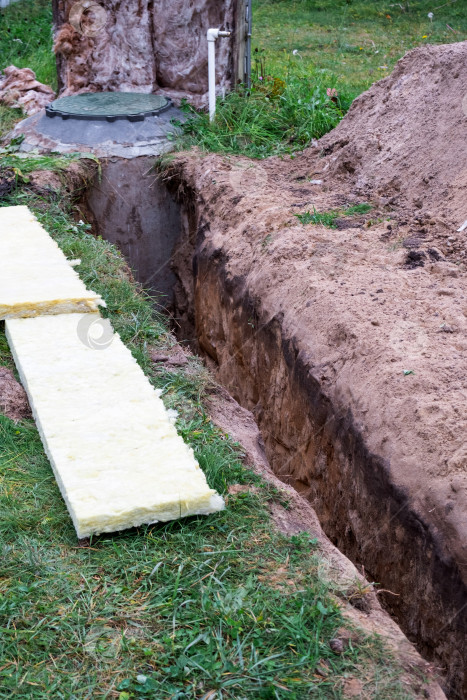 Скачать Подготовленная траншея для укладки изоляции, защиты водопроводных труб, фундамента, теплового покрытия, инженерных коммуникаций, бытовой сантехники, монтажа, наружного строительства, ремонта. фотосток Ozero