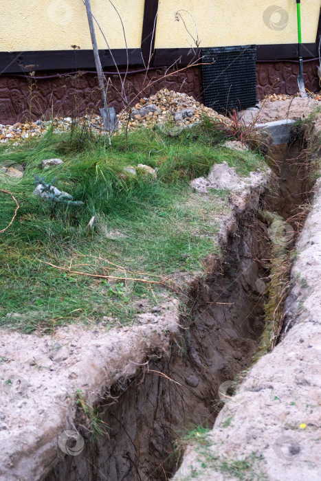 Скачать Выкопанная траншея с изолированным трубопроводом, прокладка инженерных коммуникаций, земляные работы, водоснабжение, фундамент, ремонт, защита, строительство, техническое обслуживание дома, тепловые работы. фотосток Ozero