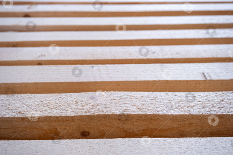 Скачать Деревянные рейки для строительных работ, строительные каркасные материалы, деревообработка, монтаж стен, потолков, полов, внутренняя отделка, отделочные работы. фотосток Ozero