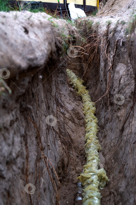 Скачать Водопроводный трубопровод с изоляцией, проложенный в траншее, монтаж фундамента, сантехнические работы, защита, ремонт, техническое обслуживание площадки, наружное строительство, покрытие, инженер. фотосток Ozero