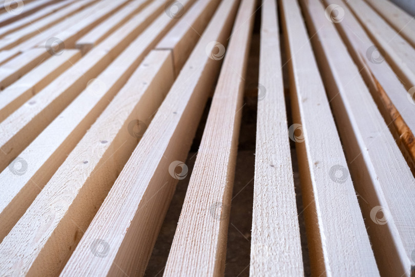 Скачать Строительные деревянные рейки, параллельное расположение каркаса, отделка, ремонт, обрешетка, перегородки, стеновые элементы, профессиональный строительный компонент, внутренняя отделка. фотосток Ozero