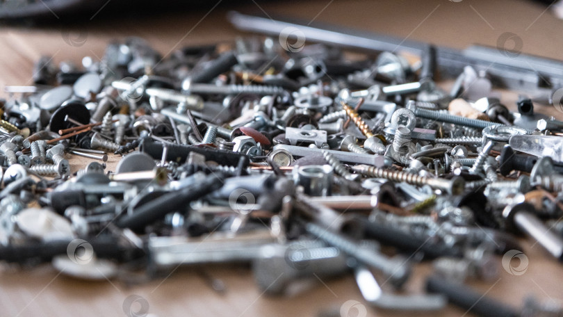 Скачать Ассортимент металлопродукции: болты, шурупы, гвозди, шайбы, крепежные изделия, связанные с ремонтно-строительными производственными работами, монтажом метизов. фотосток Ozero