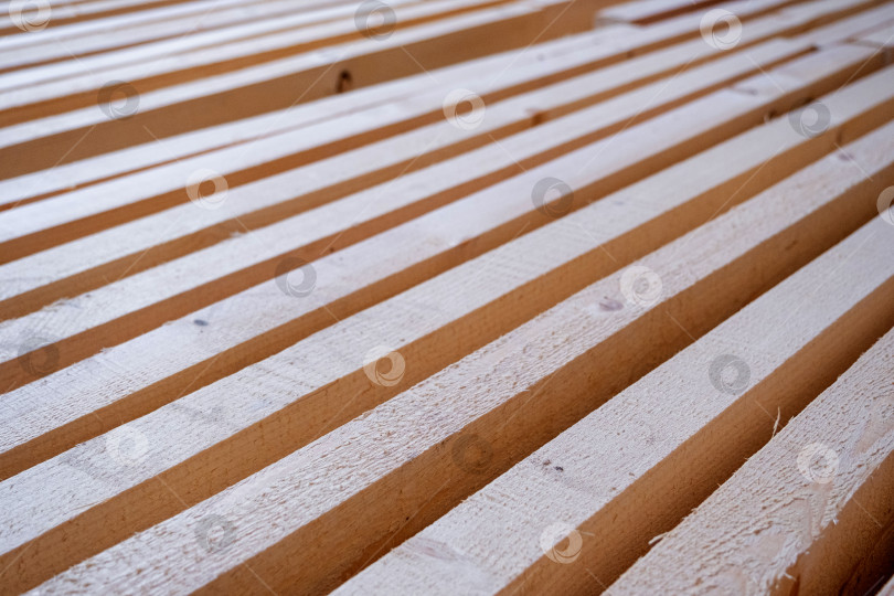 Скачать Деревянные рейки для монтажа на стенах и потолках, опора подрамника, деревянные рейки для ремонта, обрешетка, перегородки, строительные компоненты, строительная отделка. фотосток Ozero