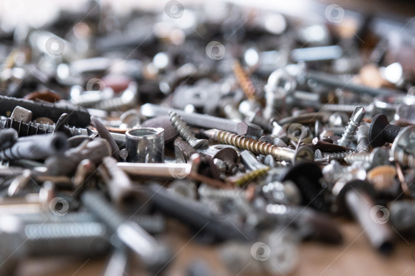 Скачать Различные металлические крепежные изделия, включая винты, гвозди, гайки, шайбы, используются при ремонте, сборке и промышленном производстве. фотосток Ozero
