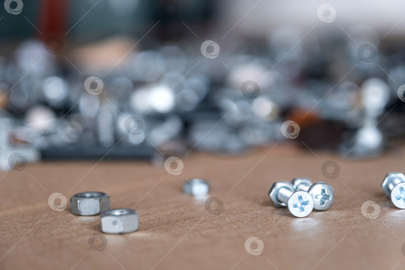 Скачать Металлические гайки и болты, производственные элементы для ремонта, строительства, крепления, технического обслуживания, промышленного производства и монтажа оборудования. фотосток Ozero