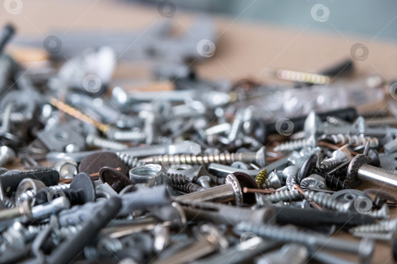 Скачать Набор металлических крепежных деталей: болтов, гаек, винтов, шайб и гвоздей, необходимых для ремонтных, сборочных, строительных и производственных работ в мастерских. фотосток Ozero